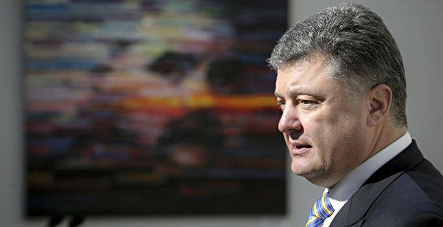 Петро Порошенко, Президент України:«Прадіди і правнуки мають обов’язково бути поруч, стояти поряд один-з-одним, пліч-о-пліч під час відзначення, демонструючи єдність поглядів, і, на мою думку, абсолютно очевидні паралелі, з ким – тоді, і з ким – зараз бореться Український народ…»