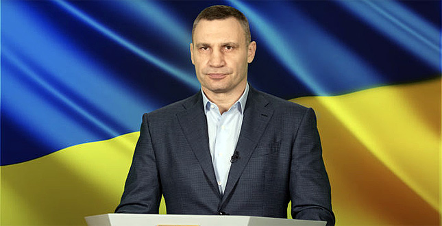 Віталій Кличко, Київський міський голова: «Я хочу звернутися до киян, звернутися до всіх українців. Із дій російської влади ми бачимо, що Росія фактично оголосила Україні війну. У Донецьку і Луганську купа російських військ, які сунули туди всю ніч. Оперативно, після виступу Путіна, і визнання ним абревіатурних утворень, зайшла орда, яка називає себе миротворцями. Агресори-миротворці?! Безглуздя і повна зневага до міжнародного права і суверенітету незалежних країн. Цинічно і неадекватно правитель Росії…»