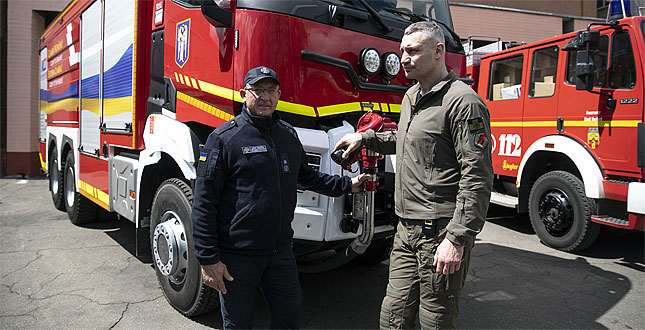 Віталій Кличко, Київський міський голова: «Сьогодні Київ передає столичним рятувальникам 12 одиниць спецавто. Це – пожежно-рятувальна техніка та одне авто швидкої допомоги. 10 машин місто отримало як допомогу, два – закупило. Зокрема, 9 спецавто і рятувально-аварійне обладнання нам безкоштовно передали громади кількох міст Німеччини. І ми дуже вдячні нашим партнерам і друзям. Moto-truck – автомобіль повітрянопінного гасіння подарував меценат з Польщі, який є власником компанії, що виготовляє ці авто…»