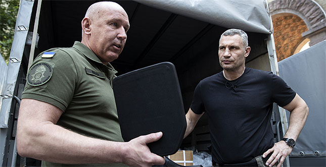 Віталій Кличко, Київський міський голова: «Війна, з якою Росія вдерлася в Україну, триває вже понад 4 місяці. Українці героїчно б’ються за свою незалежність та волю, за свою державність. І військові, які боронять нас на передовій, потребують якісного і надійного спорядження. Столична влада як може допомагає українським бійцям. Ми передаємо продукти харчування, засоби гігієни, автомобілі, найнеобхідніше спорядження. Сьогодні Київ передав Національній гвардії України 1200 бронежилетів 4 та 5 класу захисту…»