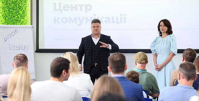Роман Лелюк, директор Департаменту суспільних комунікацій КМДА: «У Голосіївському районі відкрили третій громадський простір Vcentri HUB. У перший такий ресурсно-методичний центр підтримки активності громадянського суспільства практично ніхто не вірив. Але Шевченківський і Оболонський хаби довели свою необхідність і результативність...»