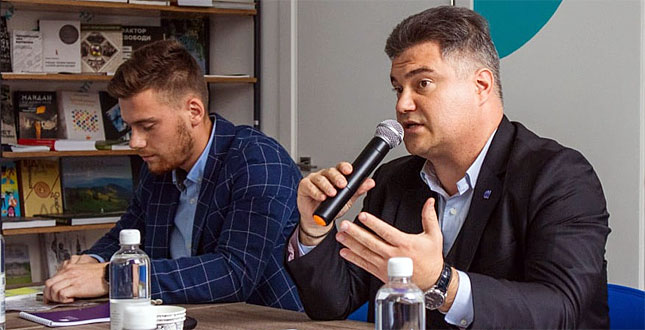 Роман Лелюк, директор Департаменту суспільних комунікацій КМДА: «Сьогодні місто не має узагальненої інформації та єдиного підходу до проведення міських конкурсів проєктів, прийняття рішень щодо переможців не завжди прозоре, а участь громадськості у процесі відбору недостатня. Тому напрацювали єдиний порядок проведення конкурсів з визначення проєктів, розроблених інститутами громадянського суспільства, за рахунок коштів міського бюджету. Зокрема пропонуємо запровадити систему дворівневого голосування…»