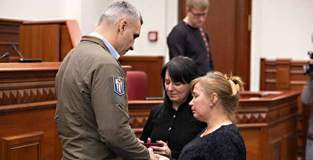 Віталій Кличко вручив присвоєні захисникам України державні нагороди та відзнаки від столиці
