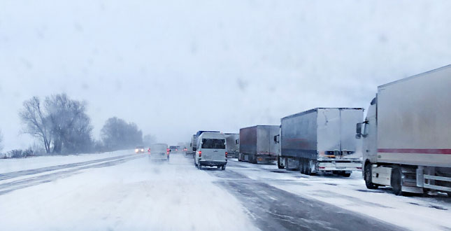 УВАГА! З 7:30 ранку в’їзд до Києва великогабаритного транспорту закрито у звʼязку з снігопадом