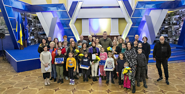 Віталій Кличко вручив внутрішнім переселенцям ордери на квартири для тимчасового проживання